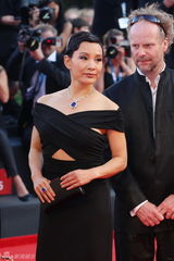 组图：威尼斯电影节开幕 华语女星闪耀红毯