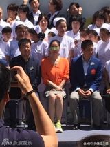 组图：王菲李亚鹏出席嫣然活动 橘色衬衣抢眼
