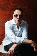 组图：尚格云顿一字马不怕模仿 学TFBoys跳舞