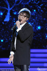 组图：崔永元牵谭晶玉手贴耳私聊 华晨宇献唱