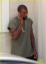 组图：坎耶反穿衣带大金链开名车土豪范儿