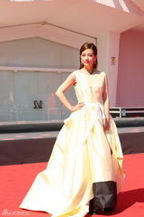 组图：《亲爱的》红毯 赵薇长裙飘逸郝蕾穿黑裙