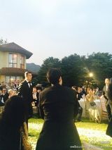 组图：许茹芸婚礼现场热吻老公 彭顺李心洁亮相