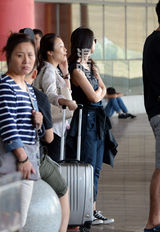 组图：高圆圆带助理回京 黑超墨镜加身酷劲十足