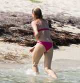 组图：卡梅隆比基尼海边度假 嬉水湿身心情好