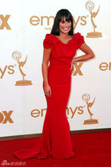 组图：63届艾美奖红毯 丽娅-米雪儿长裙明艳如火