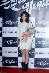 组图：裴勇俊捧场韩片首映 金贤重宋仲基齐亮相