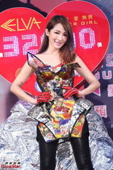 组图：萧亚轩亮相签唱会 性感高挑秀热辣舞蹈