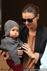 组图：米兰达-可儿外出珠光宝气 爱子卖萌可爱无比