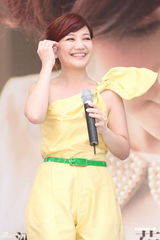 组图：梁静茹顶高温开唱 期待度假造人成功