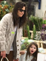 组图：小苏瑞与母亲凯蒂逛花市 调皮可爱不惧被拍