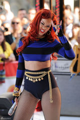 高清组图：蕾哈娜红发网袜性感演出  发型别致