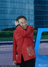 组图：春晚冯巩郭冬临小品《搭把手不孤独》