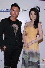 组图：大肚汤盈盈出席颁奖晚会 应届港姐三甲同场