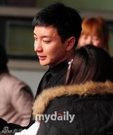 组图：SJ利特送别至亲悲痛欲绝 始源等团员抬棺