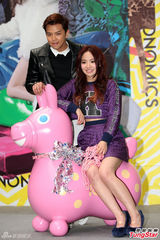 组图：台女歌手翻滚劈腿露底裤 熊抱黄鸿升