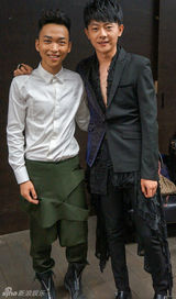 组图：张皓然出席时装秀与悦悦十指相扣