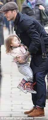 组图：小七披发踩红靴抢镜 贝帅抱女儿父爱十足