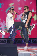 组图：严爵挑战唱跳险破音 林俊杰压轴热舞