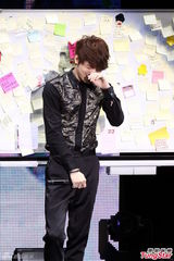 组图：金在中巡演台湾收官 宽肩窄腰细长腿