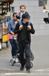 组图：奥兰多布鲁姆抱子出街 小宝贝专心舔棒冰