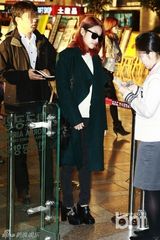 组图：KARA赴日开唱现身机场 具荷拉裹大衣