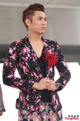 组图：何润东剃头为AK站台 现场学跳手指舞