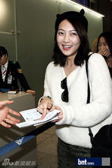 组图：少女时代KARA为赴K-POP演唱会亮相机场