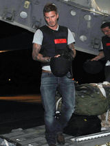 幻灯：贝克汉姆探望驻阿富汗英军 签名有求必应