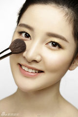 组图：崔心心写真变轻熟女 优雅气质获赞