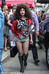 组图：Lady Gaga粗眉爆炸头大玩美式复古风