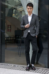 组图：张丹峰休闲时尚街拍 优雅绅士户外漫步