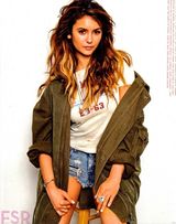 组图：《吸血鬼日记》妮娜写真性感 破洞装狂野