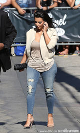 组图：卡戴珊无名指鸽子蛋夺目 逆天美臀如西瓜