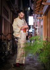 组图：节操碎一地！大胡子辣妹挤乳沟露大腿