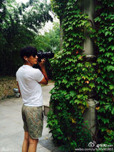 组图：张亮变摄影师 摆pose耍帅遭调侃“激凸”