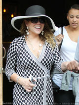 组图：玛丽亚-凯莉不理离婚传闻 贵妇装带子出行