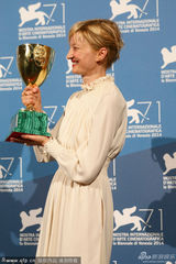 组图：威尼斯影后阿尔巴-洛瓦赫领奖 素颜甜美