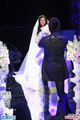 组图：小李琳经超新婚甜蜜拥吻 秀8.4克拉钻戒