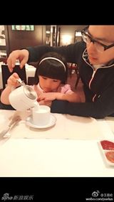 组图：王诗龄纽约登T台 小公主不改吃货本色