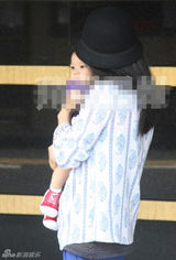 组图：郭晶晶抱爱子外出 宝贝机灵可爱