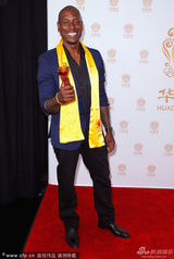 组图：导演吉尔莫秀奖杯 哈莉贝瑞获全球偶像奖