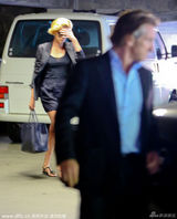 组图：塞隆黑衣平底鞋就医疑怀孕 西恩潘当爹？