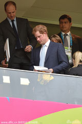 哈里王子巴西看球变表情帝 豪放女球迷示爱(图)