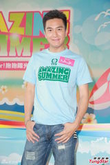 组图：佘诗曼出席活动笑林峰财多身子弱