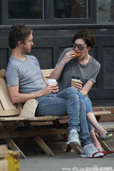 组图：海瑟薇街边狂吃甜甜圈 与老公情侣衫遛狗