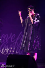 组图：苏志燮上海开唱 粉丝热情致演出中断