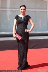 组图：郝蕾黑色亮片礼服裙亮相雍容华贵