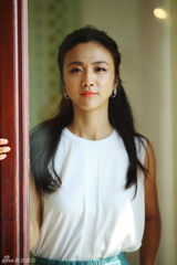 组图：汤唯白裙优雅文艺 与冯绍峰娇羞合影