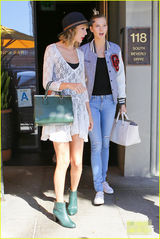 组图：拉仇恨！泰勒-斯威夫特穿性感蕾丝短裙秀长腿